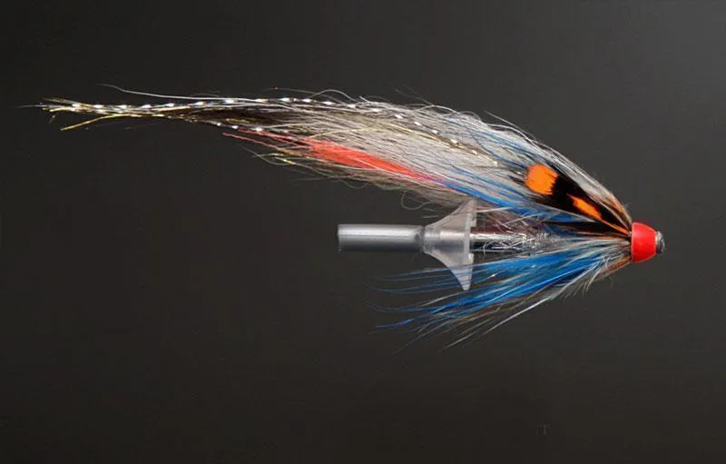 Silver Ghost Variant - Silver Ghost variation with red nose and silver body. The most special thing about this set-up is the reversed Pro Soft Disc on the back of the fly. It\'s placed like this so that you can fish the fly slower in cold or muddy water. This is a size XL Disc and it functions like a parachute brake. You can definitely feel it in the rod.