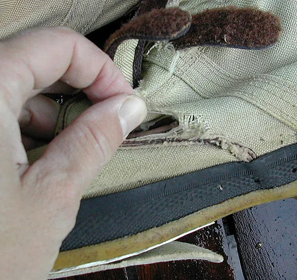 Worn fabric - These are cheap Chinese fabric boots. They are inexpensive and must be expected to have a limited lifespan. As you can see the fabric itself is worn through and the felt is coming off. Still these boots lasted me as long as some of the more expensive ones I have owned.